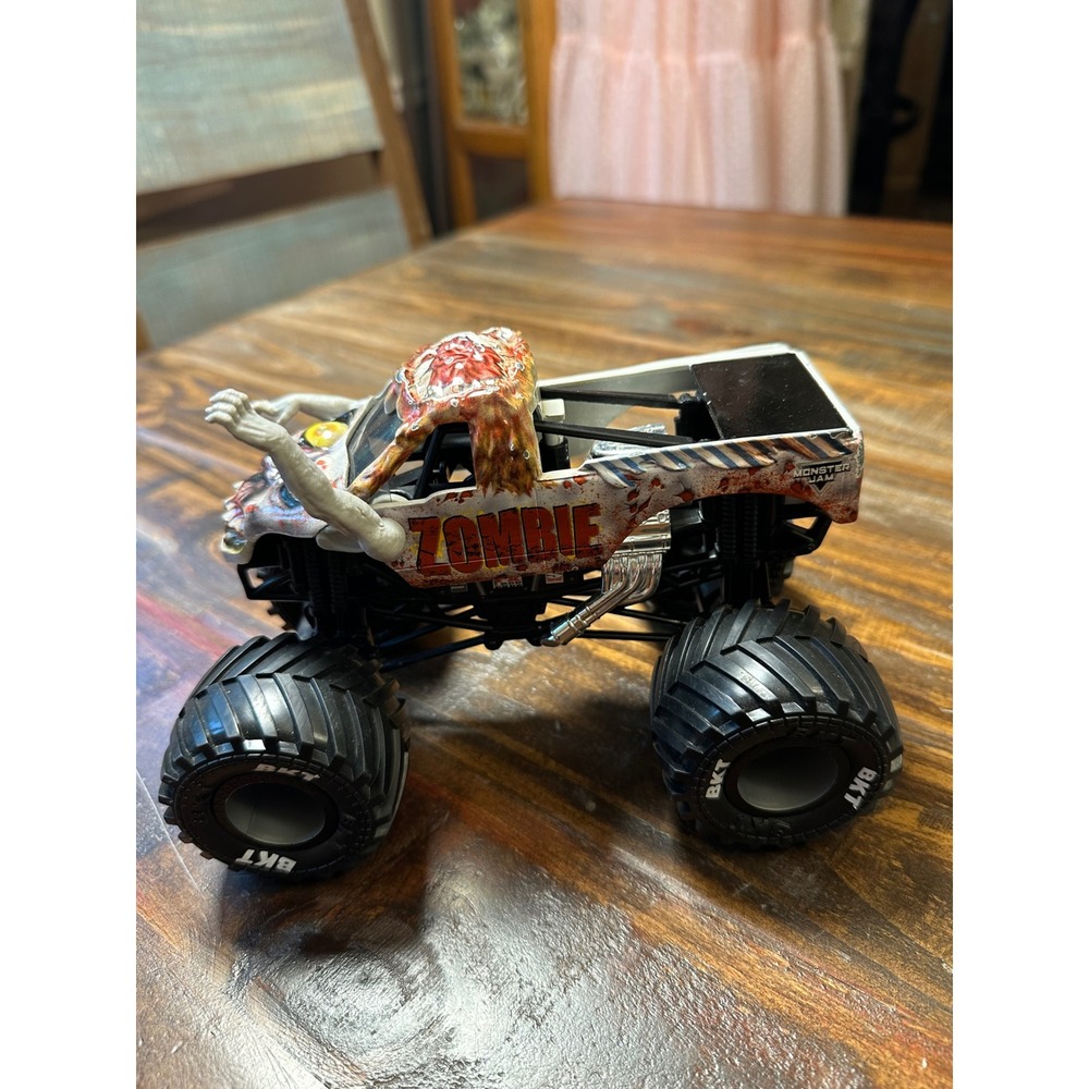 Monster Jam Zombie Monster Truck 1:24 Scale Die-Cast Toy Vehicle 2021 BKT Tires - Picture 4 of 11